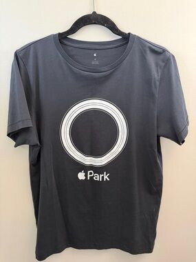 NWOT Never Worn! Authentic Apple Park Visitor Center T-Shirt